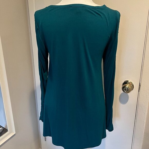 Cable & Gauge Green long sleeve top with split sleeves and beadwork, Size Med - Picture 8 of 8